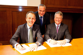 Roly Owers (left), Chief Executive of World Horse Welfare, the international horse charity, and FEI First Vice President and Chair of the FEI Veterinary Committee John McEwen (right), signed a Memorandum of Understanding at the 22nd National Equine Forum on 6 March at which FEI Secretary General Ingmar De Vos (centre) addressed experts from across Government, welfare, veterinary science and equestrian sport