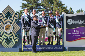 The French team won the second leg of the Furusiyya FEI Nations Cup™ Jumping 2014 European Division 1 series on home turf at La Baule (FRA) today. Pictured on the podium (L to R) Kevin Staut, Aymeric de Ponnat, Chef d’Equipe Philippe Guerdat, Penelope Leprevost and Jerome Hurel being presented with a silver tray by Dr Ali al Qarny, the Kingdom of Saudi Arabia’s Charges d’Affaires to France. Photo: FEI/Eric Knoll.