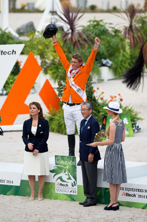 The Netherlands’ Jeroen Dubbeldam celebrates victory in the individual Jumping final after receiving the gold medal from IOC Member, Tsunekazu Takeda, Vice-President of the Tokyo 2020 Organising Committee and Member of the FEI Olympic Council, and FEI President, HRH Princess Haya. Photo by Dirk Caremans/FEI