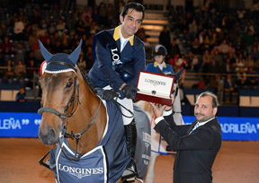 Colombia’s Carlos Lopez, winner of the sixth leg of the Longines FEI World Cup™ Jumping 2014/2015 Western European League in Madrid, Spain today, pictured with his winning horse, Prince de la Mare, and Longines Brand Manager for Spain, Miguel Angel Palmer. Photo by FEI/Herve Bonnaud