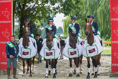 The winning British team at Strzegom (POL), fourth leg of FEI Nations Cup™ Eventing 2015 with (left to right) Team GBR FEI Nations Cup™ Eventing manager Philip Surl, Izzy Taylor (KBIS Stardust), Sarah Bullimore (Valentino V), Emily Llewellyn (Green Lawn Sky High) and Jodie Amos (Figaro van het Broekxhof). Photo by EventingPhoto/FEI