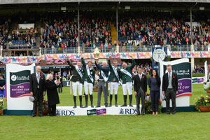 The host nation of Ireland won the eighth and last leg of the Furusiyya FEI Nations Cup™ Jumping 2015 Europe Division 1 League in Dublin today. Pictured (L to R) Matthew Dempsey, President of the Royal Dublin Society, President of Ireland His Excellency Michael D. Higgins, team members Greg Broderick, Darragh Kenny, Chef d’Equipe Robert Splaine, Bertram Allen and Cian O’Connor, Mr Yazeed Suleiman D Alderaiwesh, Saudi Embassy Dublin, Katrina Jones Longines Brand Manager UK and Ireland, and Brian Mangan, FEI Bureau member. Photo by FEI/Tony Parkes