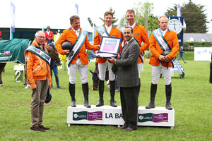 The Netherlands won the Furusiyya FEI Nations Cup™ Jumping 2016 Europe Division 1 leg at La Baule (FRA) today. Pictured (L to R) Chef d’Equipe Rob Ehrens, Wout-Jan van der Schans, Leopold van Asten, Jur Vrieling and Willem Greve with HH Prince Turkey Bin Khaled Al Saoud, Defence Attaché for the Saudi Arabian Embassy in Paris and Bern. Photo by FEI/Jean-Philippe Martini