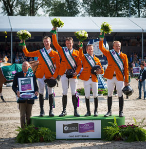 The host nation won the fifth leg of the Furusiyya FEI Nations Cup™ Jumping 2016 Europe Division 1 League at Rotterdam (NED) today. Pictured (L to R): Chef d’Equipe Rob Ehrens with team members Jur Vrieling, Harrie Smolders, Maikel van der Vleuten and Willem Greve. Photo by FEI/Arnd Bronkhorst