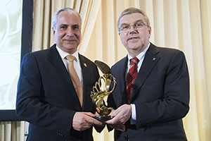 International Olympic Committee President Thomas Bach (right) paid tribute to equestrian sport when presenting FEI President Ingmar De Vos with the IOC President’s Trophy, a bronze entitled “The Sky Is The Limit” during the annual FEI Sports Forum 2017 in a ceremony attended by over 300 members of the global equestrian community. Photo by FEI/Richard Juilliart