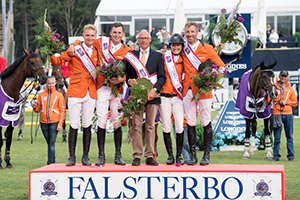 The Netherlands posted their first victory of the FEI Nations Cup™ Jumping 2017 Europe Division 1 series at the sixth leg in Falsterbo, Sweden. Left to right: Ruben Romp, Michel Hendrix, Chef d'Equipe Rob Ehrens, Aniek Poels and Jur Vrieling. Photo by FEI/Richard Juillart