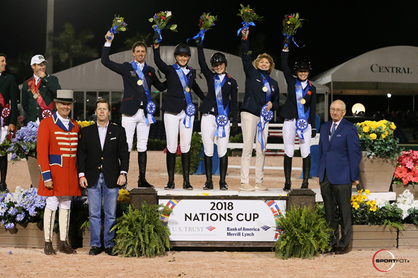 The winning team from Great Britain, including Ben Maher, Emily Mason, Emily Moffitt, Chef d’Equipe Di Lampard, and Amanda Derbyshire with ringmaster Steve Rector, Woodward Middleton, Jr., Managing Director of U.S. Trust Bank of America Private Wealth Management, and Michael Stone, Equestrian Sport Productions President.