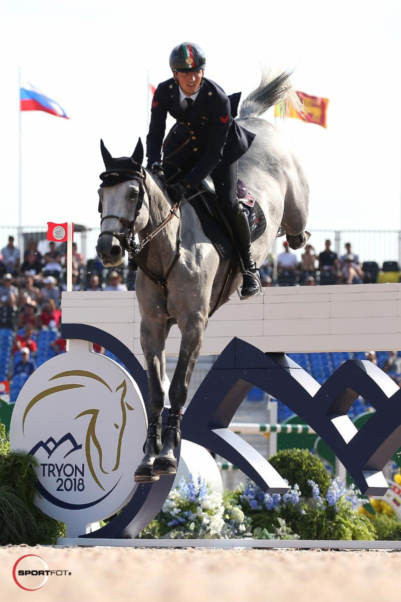 Italy's Lorenzo de Luca leads the individual show jumping competition. Photo by Sportfot