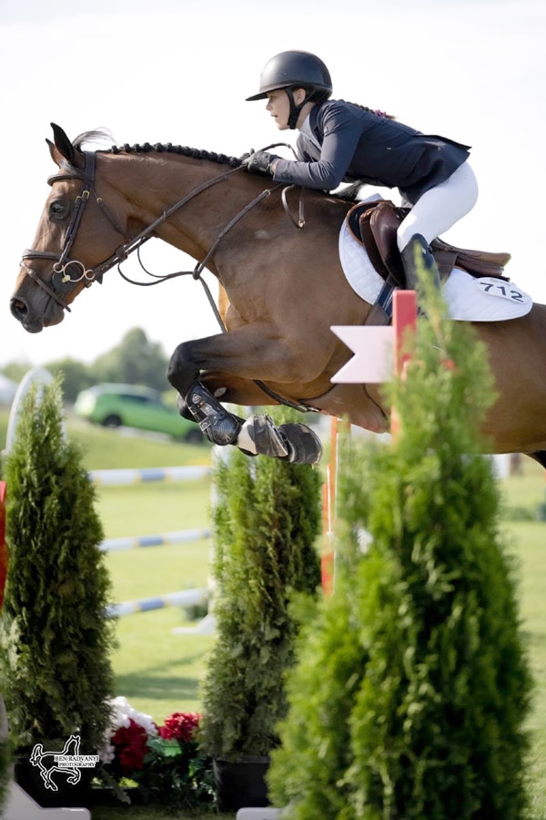 Mathilde Candele jumping a fence in Ottawa with Disco de Pleville.